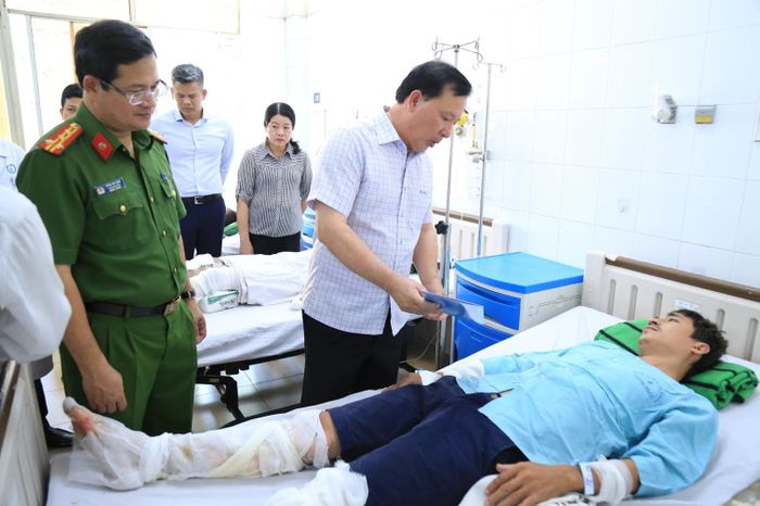 Ông Nguyễn Văn Út, Chủ tịch UBND TP.Đồng Nai và Đại tá Trần Anh Sơn, Phó Giám đốc Công an TP.Đồng Nai thăm hỏi, động viên các nạn nhân