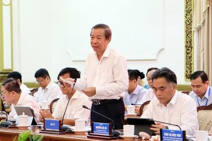 Phó Giám đốc Sở Y tế Nguyễn Văn Vĩnh Châu báo cáo