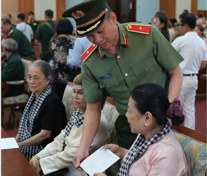 Thiếu tướng Tạ Văn Đẹp, Phó Giám đốc Công an TPHCM trao quà cho các đại biểu