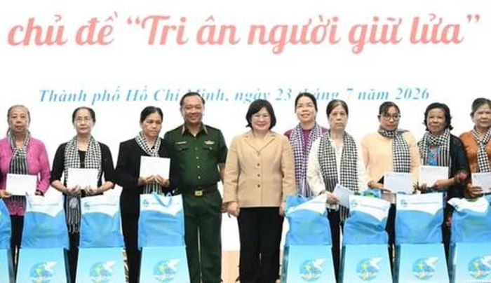 Phó Bí thư Thành ủy TPHCM Văn Thị Bạch Tuyết và Chính ủy Bộ Tư lệnh TPHCM Nguyễn Thành Trung trao quà cho các đại biểu