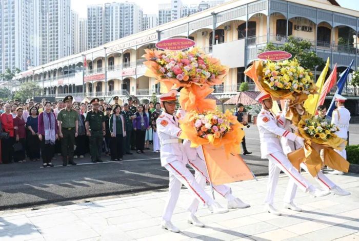 Các đại biểu dâng hoa tưởng nhớ Chủ tịch Hồ Chí Minh
