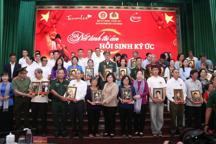 Lãnh đạo TPHCM trao di ảnh cho các thân nhân liệt sĩ