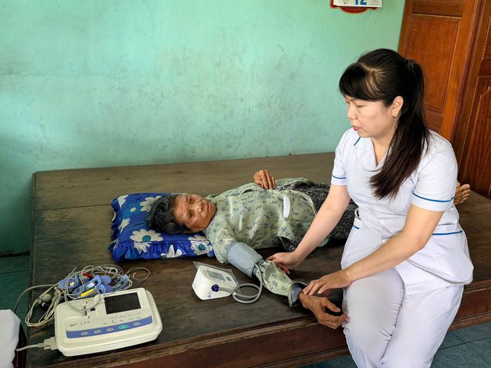 Đoàn công tác thăm hỏi, tặng quà, khám bệnh cho các Mẹ Việt Nam anh hùng trên địa bàn xã Tân Nhựt