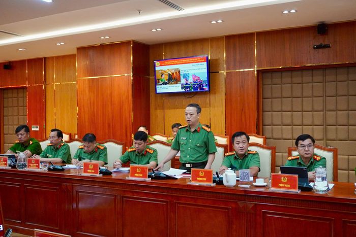 Các đại biểu tham dự hội nghị phát biểu 
