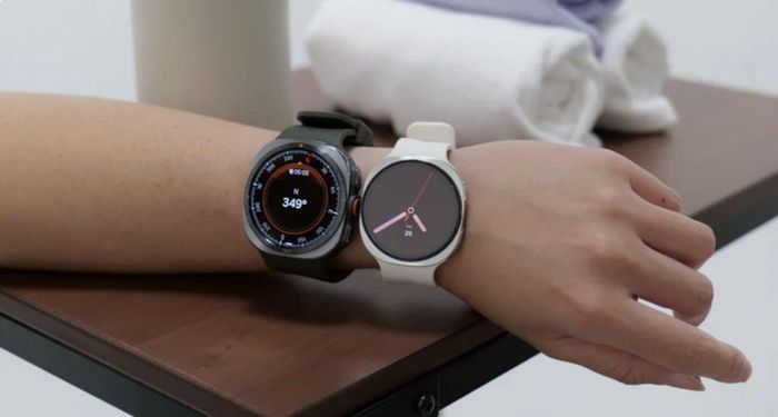 Đồng hồ Samsung Galaxy Watch 9 và Galaxy Watch 8 đặt cạnh nhau