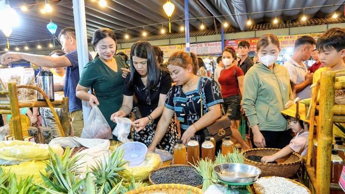 Nhiều khách hàng tham quan, mua sắm các sản vật núi rừng do bà con vùng cao mang đến Phiên chợ quê Hòa Vang.