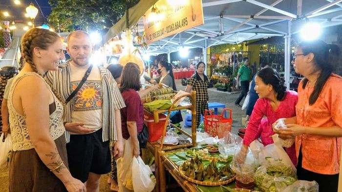 Anh Barney (người Anh) và bạn bè thích thú trải nghiệm không gian Phiên chợ quê Hòa Vang.