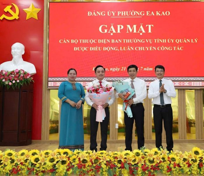  Lãnh đạo phường tặng hoa, quà tri ân ông Lê Đại Thắng và chúc mừng ông Đỗ Đức Hà. 