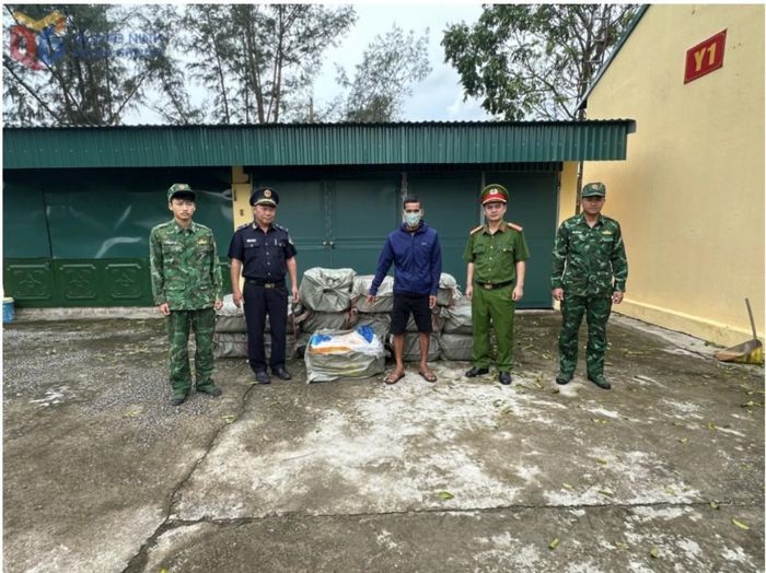 Đối tượng Nguyễn Văn Lực cùng tang vật. Ảnh:QMG