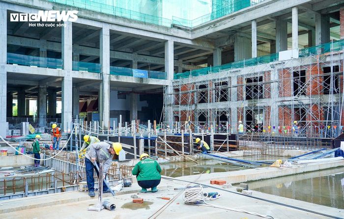 Chủ đầu tư và nhà thầu tích cực hoàn thiện các hạng mục cuối cùng để mở bán, khơi thông dòng vốn và tạo công ăn việc làm cho người lao động. (Ảnh: Đại Việt)