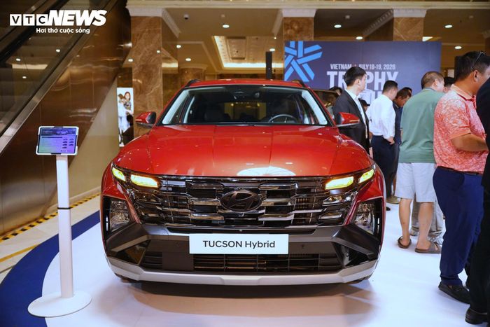 Hyundai Tucson Hybrid chào sân thị trường Việt Nam với thiết kế trẻ trung cùng động cơ tăng áp hybrid mạnh mẽ.