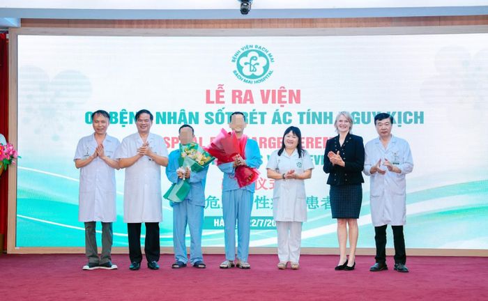 Hai bệnh nhân được xuất viện.