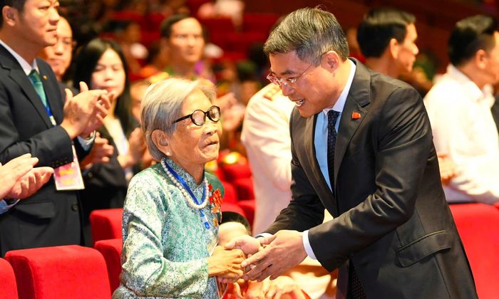 Thủ tướng Lê Minh Hưng thăm hỏi các Mẹ Việt Nam anh hùng dự Hội nghị tri ân người có công với cách mạng toàn quốc năm 2026.