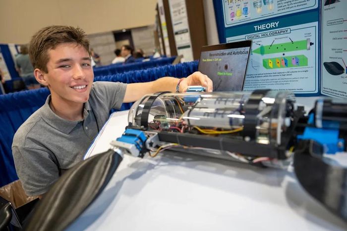 Evan Budz đã chế tạo một robot tự hành có khả năng phát hiện các hạt vi nhựa trong nguồn nước. (Ảnh: Tạp chí Society for Science)