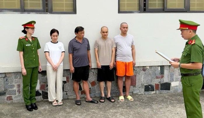 Các bị can vừa bị khởi tố về tội buôn lậu. (Ảnh: Công an Thanh Hóa)