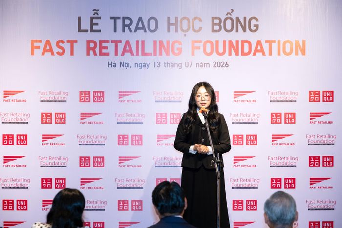 Em Phạm Kim Chi - cựu học sinh chuyên Anh - trường Trung học Phổ thông Chuyên Nguyễn Trãi (Hải Phòng) phát biểu tại Lễ trao học bổng năm nay.