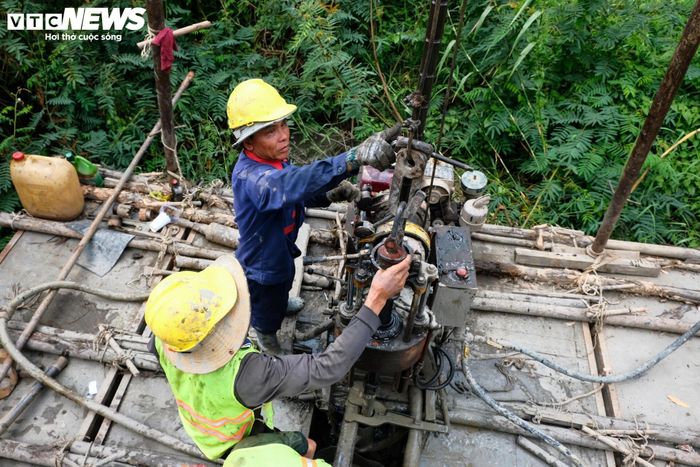 Không khí làm việc diễn ra khẩn trương tại các vị trí khảo sát. Các tổ công tác làm việc liên tục từ 7h - 11h và từ 13h - 17h mỗi ngày.