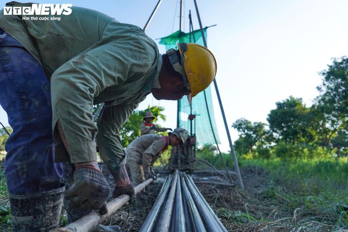 Tại mỗi điểm khảo sát có khoảng 5 nhân sự gồm kỹ sư, thợ khoan, kỹ thuật viên lấy mẫu và lực lượng giám sát hiện trường. Các thiết bị chuyên dụng hoạt động liên tục để bảo đảm tiến độ khảo sát địa chất.