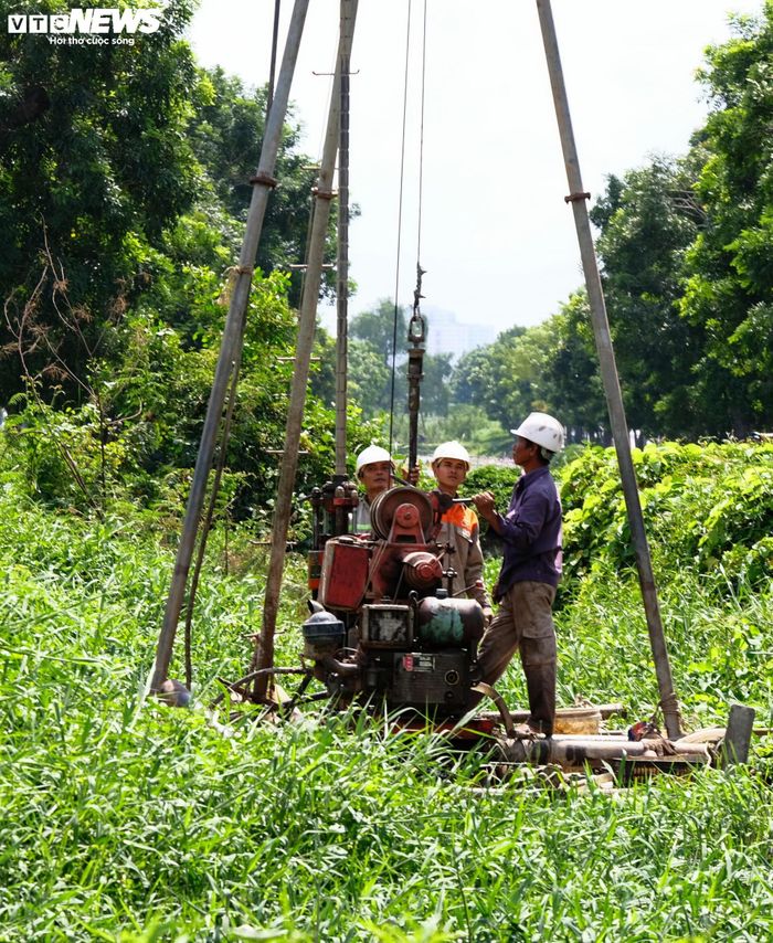 Theo yêu cầu kỹ thuật, mỗi mũi khoan phải đạt độ sâu từ 86 - 100m. Tùy điều kiện địa chất từng khu vực, thời gian thực hiện mỗi mũi khoan kéo dài từ 2 - 3 ngày nhằm xác định chính xác cấu trúc nền đất.