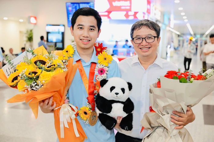 Nguyễn Lê Nhật Nam (trái) - xuất sắc chinh phục thành công Huy chương Vàng Olympic Toán quốc tế 2026.