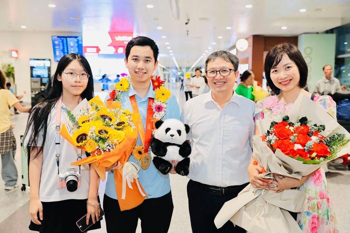 Nhật Nam bên gia đình.