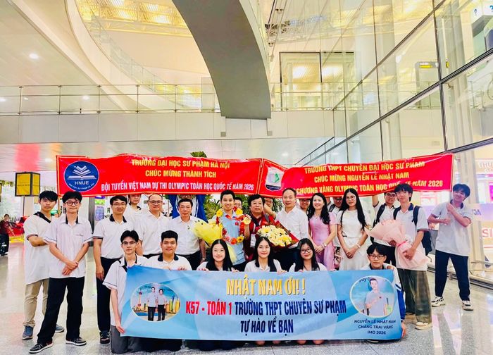 Nhật Nam trở về nước trong vòng tay chào đón, chúc mừng của thầy cô, bạn bè.
