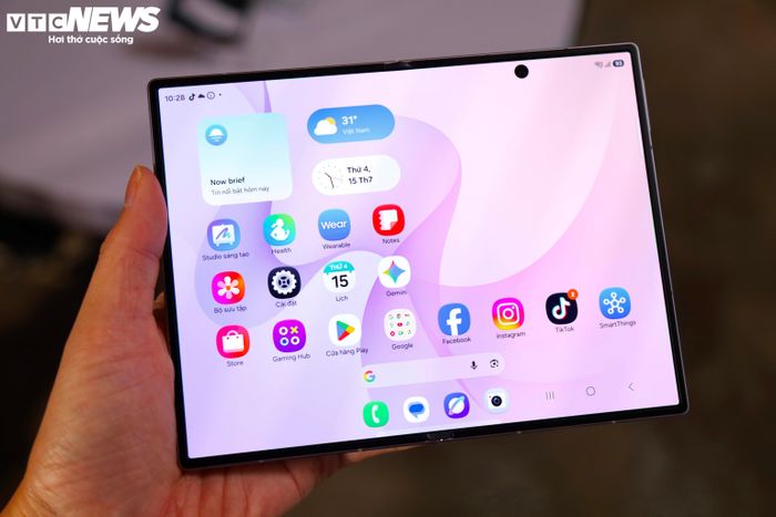 Galaxy Z Fold8 chiếm khoảng 55% tổng lượng đăng ký trước tại hệ thống bán lẻ. (Ảnh: Ngọc Duy)