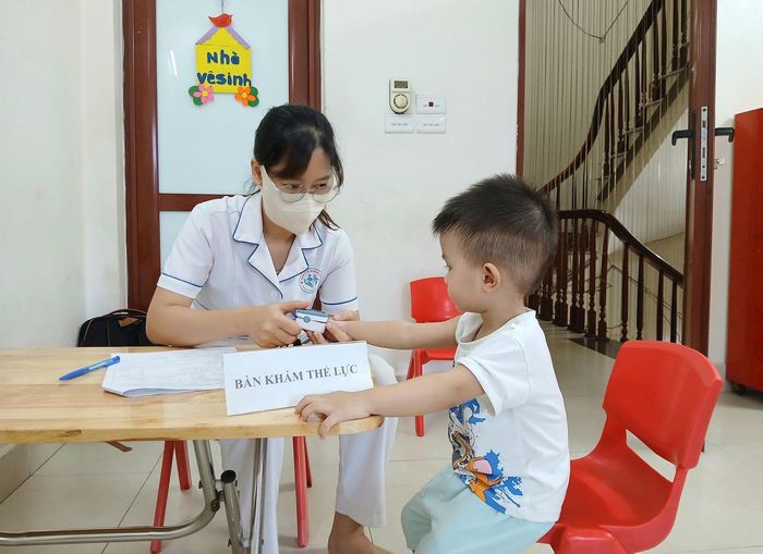 Các em được khám sức khỏe tổng thể nhằm phát hiện sớm những vấn đề sức khỏe (nếu có). Ảnh: Hoàng Quyết