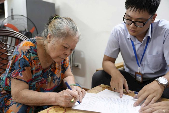 Những trường hợp người cao tuổi, người có công, người khuyết tật hoặc sức khỏe yếu đều được ưu tiên hỗ trợ ngay tại nơi cư trú. Ảnh: NT