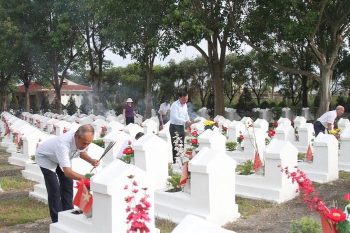Đoàn thắp hương tại Nghĩa trang liệt sĩ Hàm Rồng. Ảnh: Xuân Hiền
