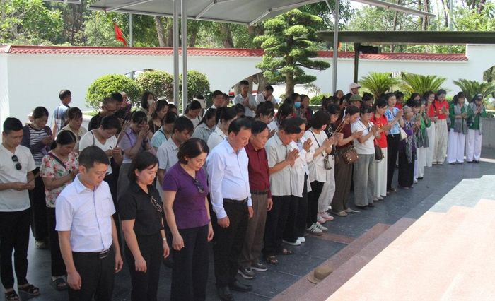 Đoàn dâng hương tưởng niệm 10 nữ thanh niên xung phong tại Khu di tích lịch sử Ngã ba Đồng Lộc. Ảnh: Xuân Hiền