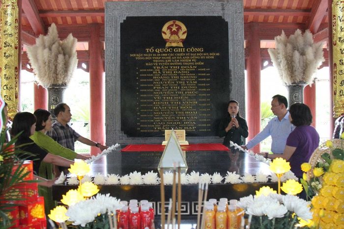 Đoàn dâng hoa tại Khu di tích lịch sử quốc gia Truông Bồn, tri ân những cán bộ, chiến sĩ, thanh niên xung phong đã cống hiến tuổi thanh xuân cho độc lập dân tộc. Ảnh: Xuân Hiền