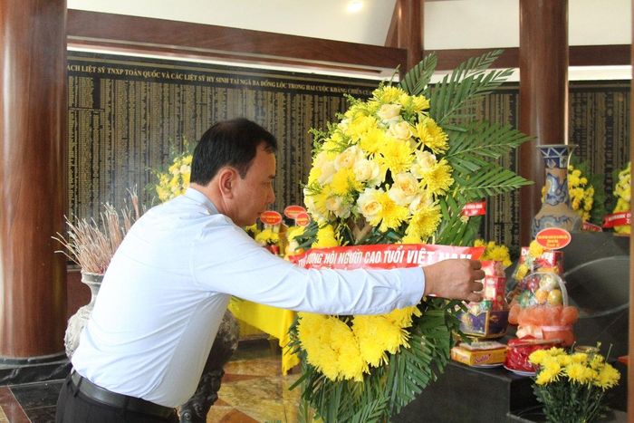Phó Chủ tịch Thường trực Trung ương Hội Người cao tuổi Việt Nam Nguyễn Lam dâng hoa tại Khu di tích lịch sử quốc gia Truông Bồn. Ảnh: Xuân Hiền