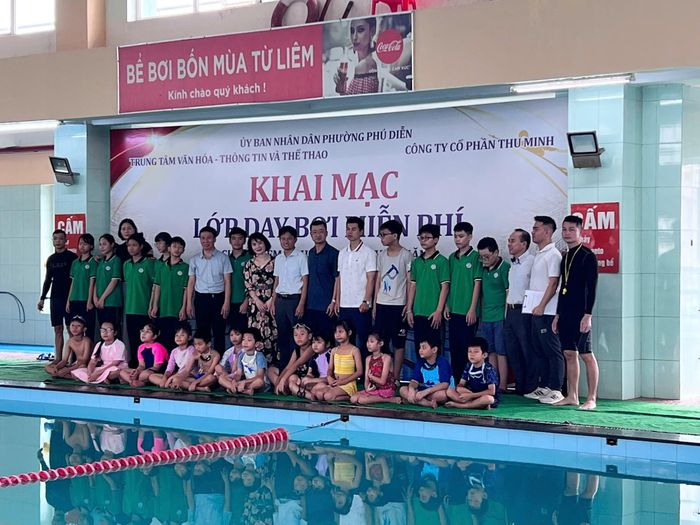 Lớp dạy bơi miễn phí dành cho trẻ em có hoàn cảnh khó khăn của phường Phú Diễn. Ảnh: PV