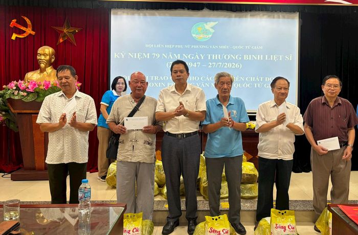 Chủ tịch Ủy ban MTTQ Việt Nam phường Văn Miếu - Quốc Tử Giám Mai Văn Lâm trao quà tới các hội viên. Ảnh: An Quyên