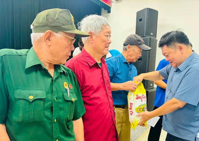 Phó Bí thư Thường trực Đảng ủy, Chủ tịch HĐND phường Văn Miếu - Quốc Tử Giám Trần Đức Hiếu trao quà tới hội viên nạn nhân chất độc da cam/dioxin. Ảnh: An Quyên