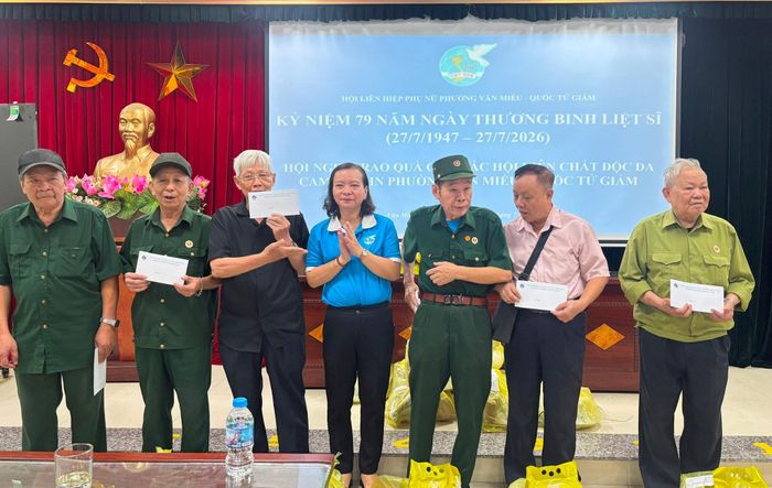 Dịp này, Hội Liên hiệp phụ nữ phường đã 30 suất quà nhằm động viên tinh thần, chia sẻ khó khăn với những người đang chịu di chứng nặng nề của chiến tranh. Ảnh: An Quyên