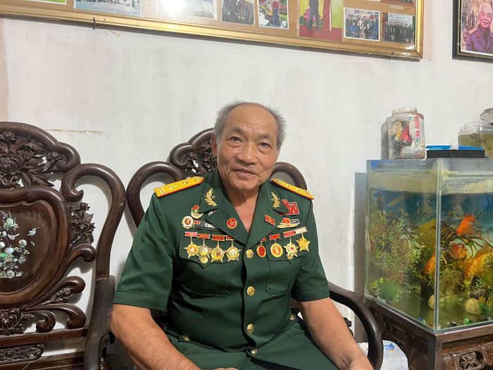 Cựu chiến binh Lê Quang Luận chia sẻ về những tháng ngày cùng đồng đội trở về chiến trường xưa tìm hài cốt liệt sỹ. Ảnh: Thu Hằng