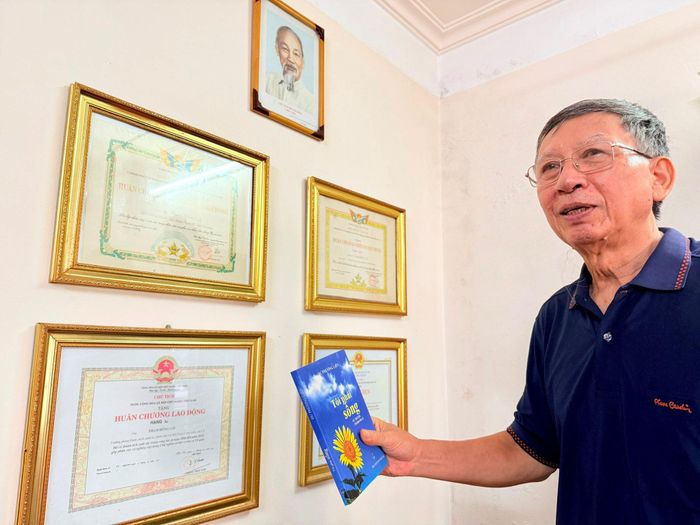 Cựu chiến binh Phạm Hồng Lợi nhớ về những ngày cùng đồng đội dành trọn tuổi xuân cho đất nước. Ảnh: Minh Thúy