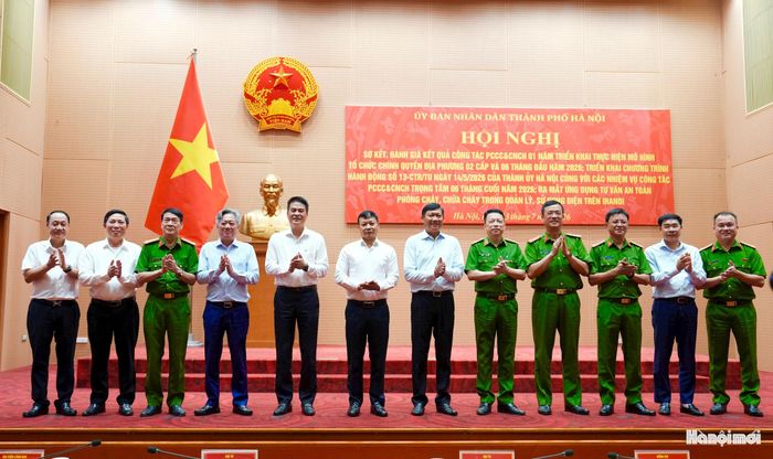 Phó Chủ tịch UBND thành phố Hà Nội Đỗ Anh Tuấn cùng các đại biểu tại hội nghị. Ảnh: Hồng Thái