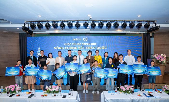 12 gương mặt xuất sắc nhất được xướng tên tại Vòng Chung kết Cuộc thi IOE Speak Out 2026.