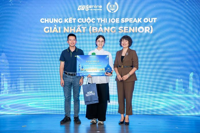 TS. Nguyễn Thị Mai Hữu, Trưởng ban Quản lý đề án Ngoại ngữ quốc gia, Trưởng ban Giám khảo và ông Lê Việt Hòa, Giám đốc Công ty VTC Online, Trưởng BTC IOE trao giải cho các thí sinh đạt thành tích xuất sắc tại Vòng Chung kết Cuộc thi IOE Speak Out 2026.