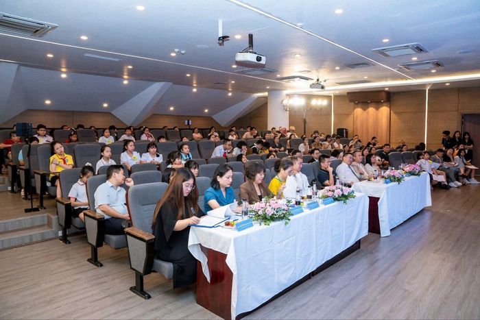 Ban Giám khảo đánh giá thí sinh trên nhiều phương diện, từ khả năng sử dụng ngôn ngữ đến tư duy, lập luận và tương tác.