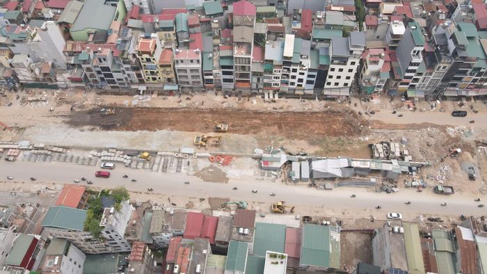 Hàng trăm máy móc cùng công nhân đang thi công 3 ca liên tục. Ảnh: Phạm Công
