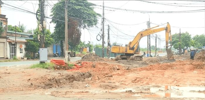 Các hạng mục của dự án mở rộng Quốc lộ 3 trên địa bàn xã Sóc Sơn đang được triển khai sau khi có mặt bằng thi công. Ảnh: Lại Tấn