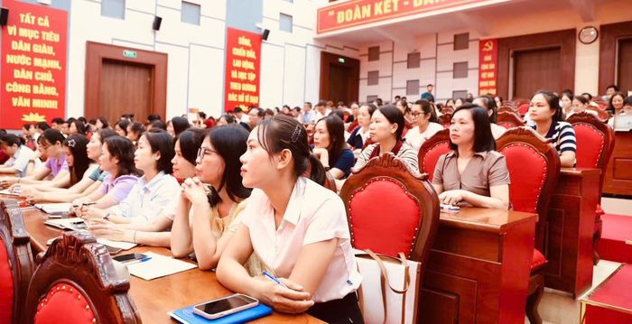 Các học viên học tập nghiêm túc. Ảnh: PV