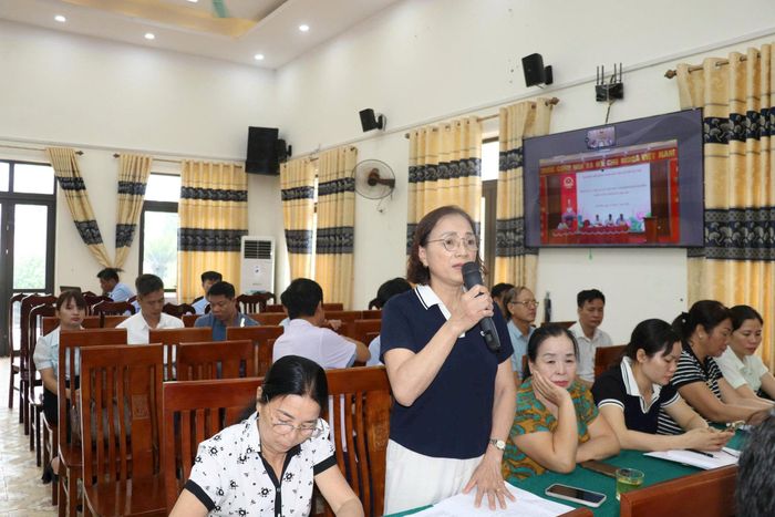 Cử tri phát biểu ý kiến tại hội nghị. Ảnh: HĐ