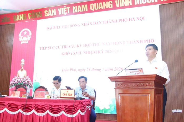 Ông Lê Minh Tú, Trưởng phòng Công tác Quốc hội, Văn phòng Đoàn đại biểu Quốc hội và HĐND thành phố Hà Nội trình bày báo cáo tại hội nghị. Ảnh: HĐ