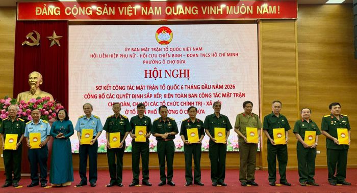 Phó Bí thư Thường trực Đảng ủy phường Lê Ngọc Hân trao quyết định cho các Chi hội Cựu chiến binh tổ dân phố mới. Ảnh: Võ Giang