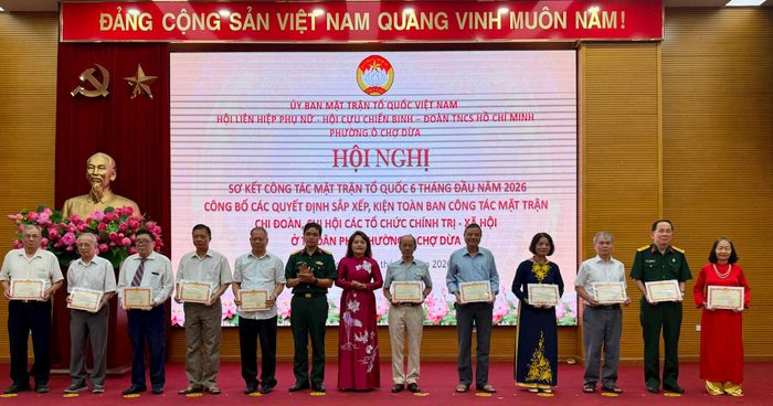 Chủ tịch Ủy ban MTTQ Việt Nam phường Đào Thị Minh Hiền khen thưởng các cá nhân có thành tích xuất sắc trong công tác Mặt trận 6 tháng đầu năm 2026. Ảnh: Võ Giang